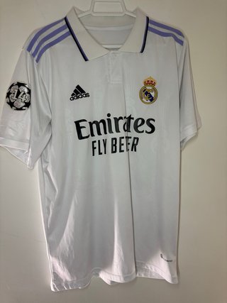 Camiseta Adidas gris con balón