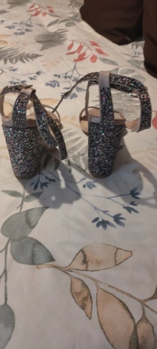 Sandalias de plataforma beige y plateadas