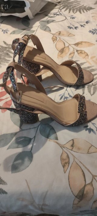 Sandalias de plataforma beige y plateadas