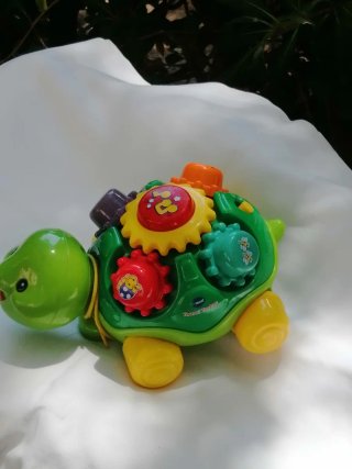 Tortuga musical con engranajes