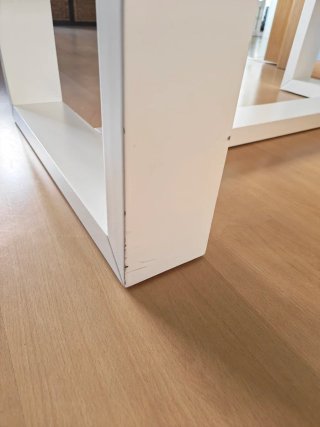 Mesa de centro blanca con superficie de cristal