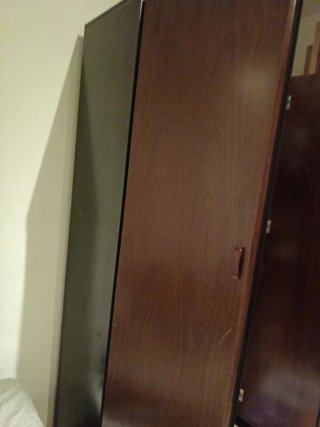 Armario de madera marrón oscuro