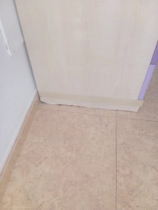 Cómoda morada y mueble colgante madera
