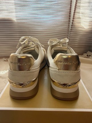 Deportivas Michael Kors Blancas y Doradas