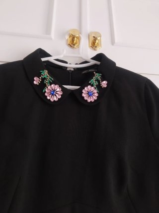Vestido Negro Zara con Cuello decorado en pedrería