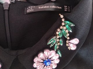Vestido Negro Zara con Cuello decorado en pedrería