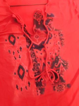 Vestido de playa rojo con estampado
