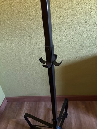 Perchero de hierro negro y puf cuero marron