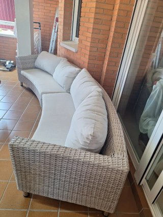 Sofá curvo exterior blanco y gris