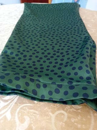 Ropa verde con puntos azules