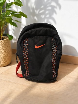 Mochila Nike Negra con Detalles Naranja