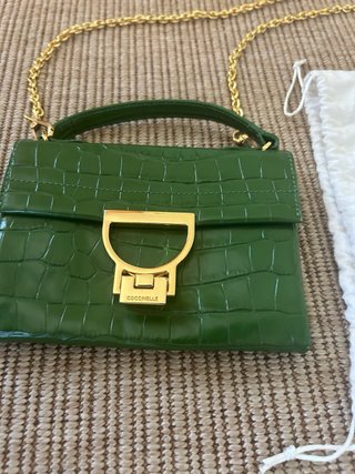 Bolso Coccinelle verde con cadena dorada