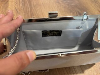 Bolso de mano plateado con cadena