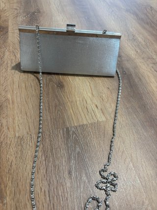 Bolso de mano plateado con cadena