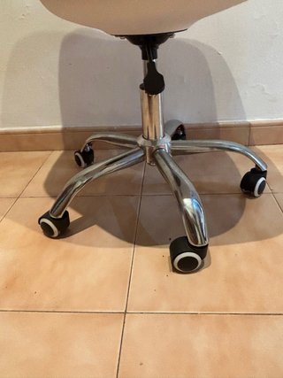 Silla de escritorio blanca y plateada