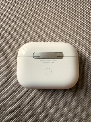 AirPods Pro con su estuche de carga y accesorios