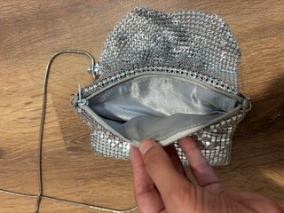 Bolso de fiesta plateado con cadena