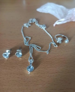 Conjunto de joyería plateada, anillo Tous