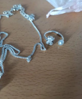 Conjunto de joyería plateada, anillo Tous
