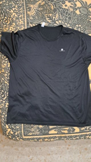Son 3 camisetas talla L por 4€