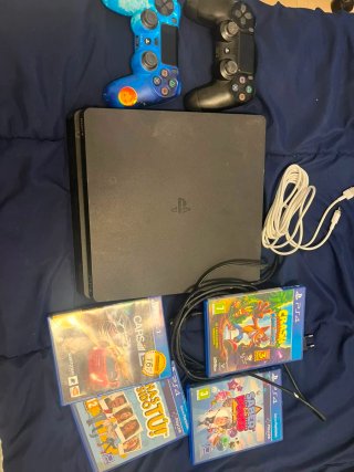 Consola PS4 + 4 Juegos + 2 Mandos