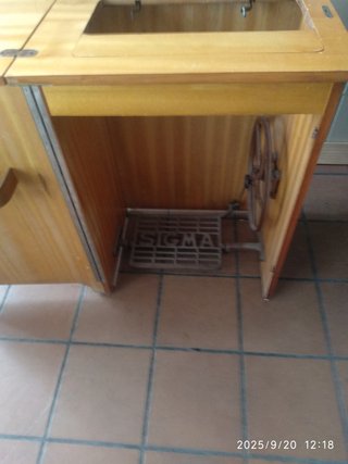 Mueble Singer antiguo para máquina de coser