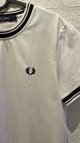 Camiseta Fred Perry Blanca y Negra