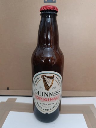 Bottiglie di birra Guinness e Toña in vendita