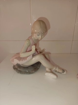 Figura de porcelana brillante de la marca D'Ávila