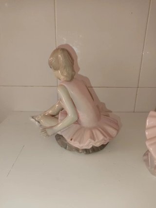 Figura de porcelana brillante de la marca D'Ávila
