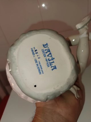 Figura de porcelana brillante de la marca D'Ávila