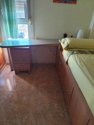 Habitación con cama y escritorio