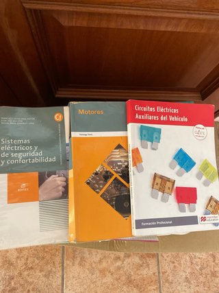 Libros de mecánica y automoción.
