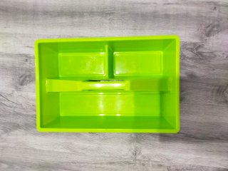 Organizador de plástico verde con asa