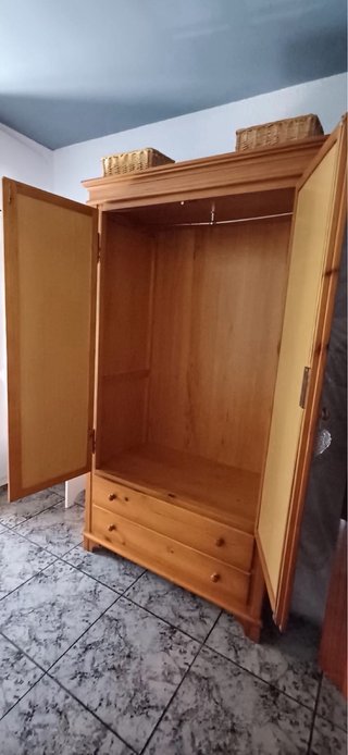Armario de pino con dos puertas y cristal