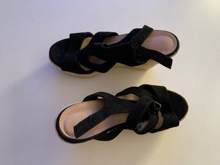 Sandalias de cuña negras