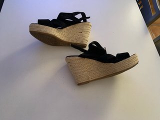 Sandalias de cuña negras