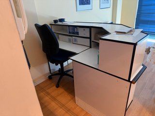 Mobiliario de oficina: escritorio y sillas