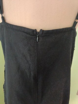 Vestido negro tirantes.