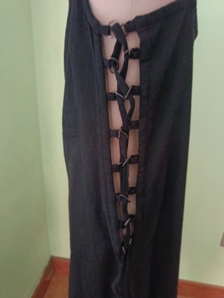 Vestido negro tirantes.