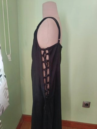 Vestido negro tirantes.