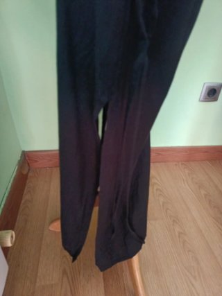 Vestido negro tirantes.