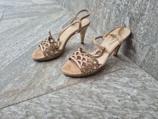 Sandalias doradas con pedrería. Marca Dansi.