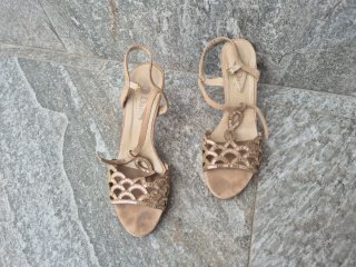 Sandalias doradas con pedrería. Marca Dansi.