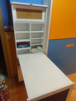 Escritorio plegable blanco y negro.
