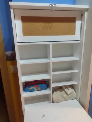 Escritorio plegable blanco y negro.