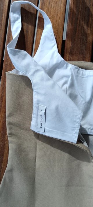Abito corto beige e bianco