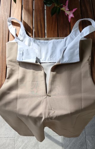 Abito corto beige e bianco