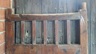 Puerta antigua madera cuadra con reja