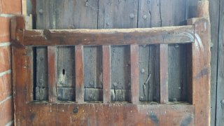 Puerta antigua madera cuadra con reja